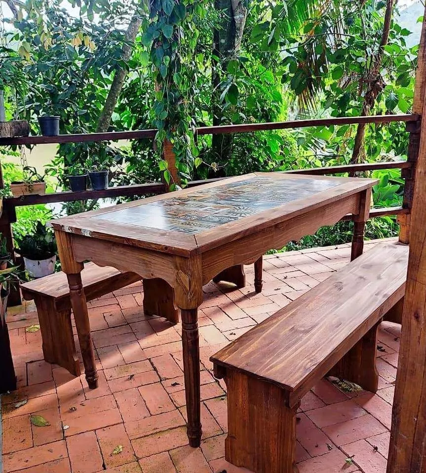 Mesa Com Detalhes Em Azulejo E 2 Bancos 1,60m De Madeira Maciça Móveis Rústicos Bento