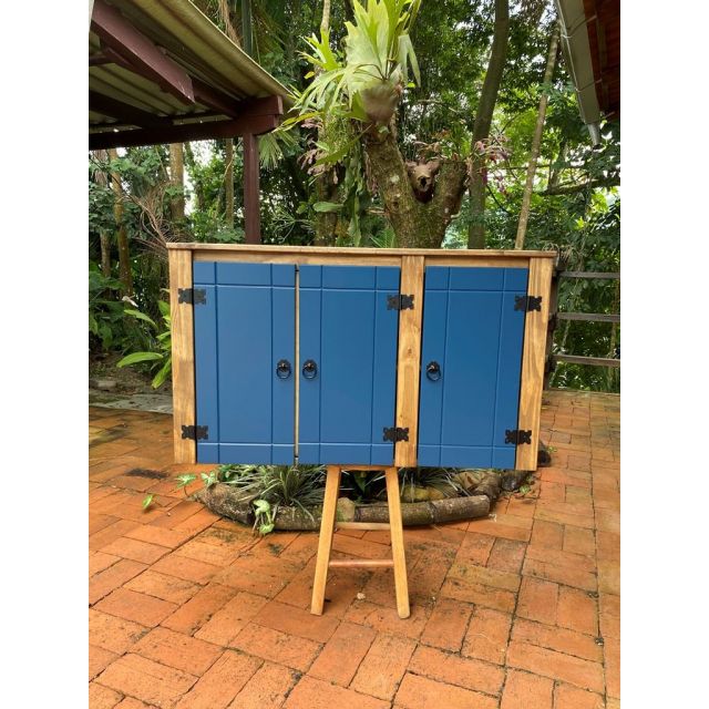 Aéreo 1,20m 3 Portas Fechadas Com Detalhes Em Azul De Madeira Maciça Móveis Rio Negrinho Aéreo 1,20m 3 Portas Fechadas Com Detalhes Em Azul De Madeira Maciça Móveis Rio Negrinho